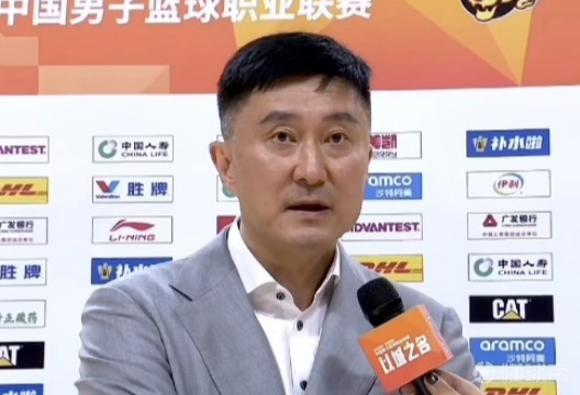 杜锋：在最困难的时候大家不断在往好的方向发展，希望再接再厉