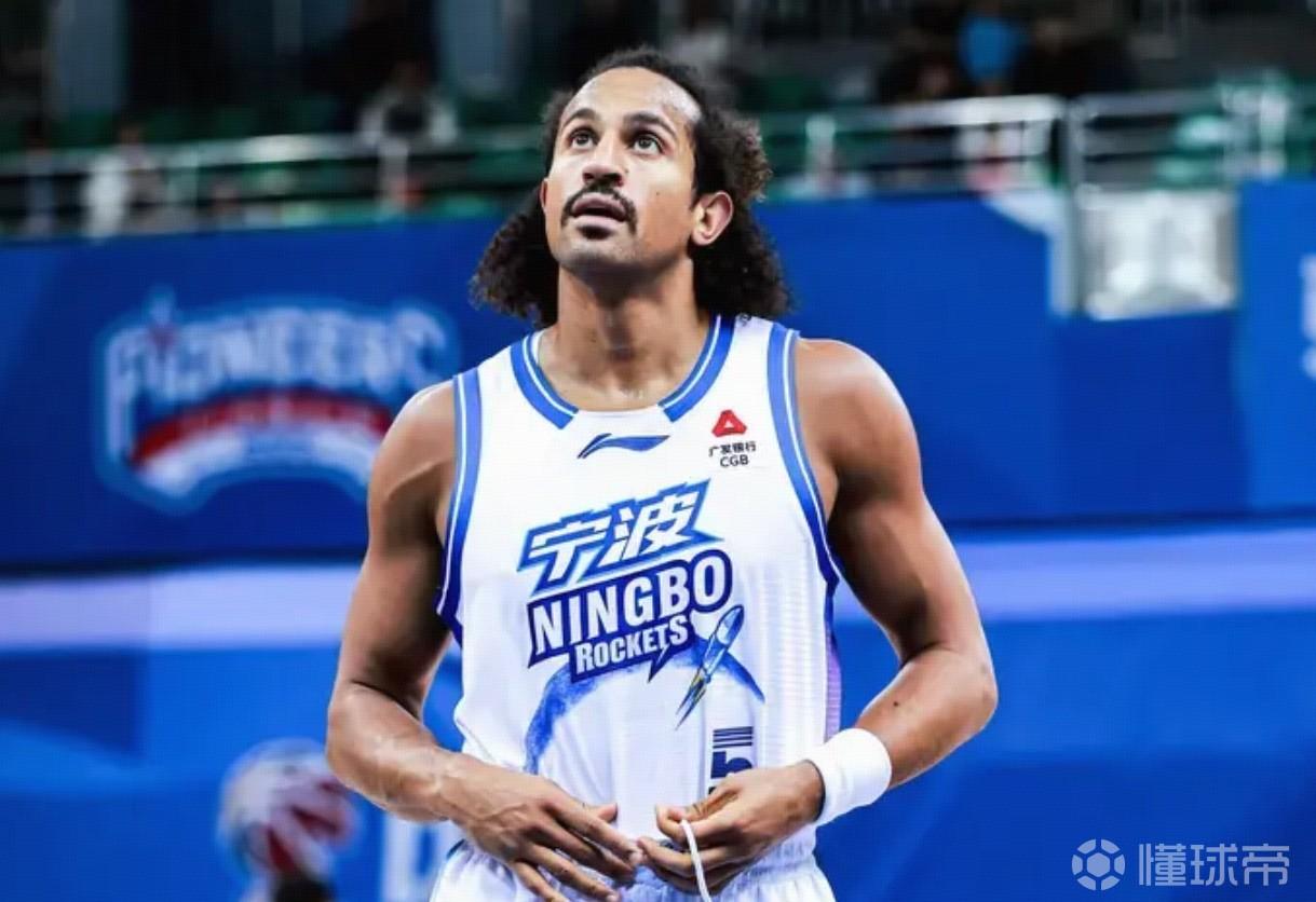 官方：宁波外援杰克逊故意摔矿泉水瓶破坏公物，罚款2万